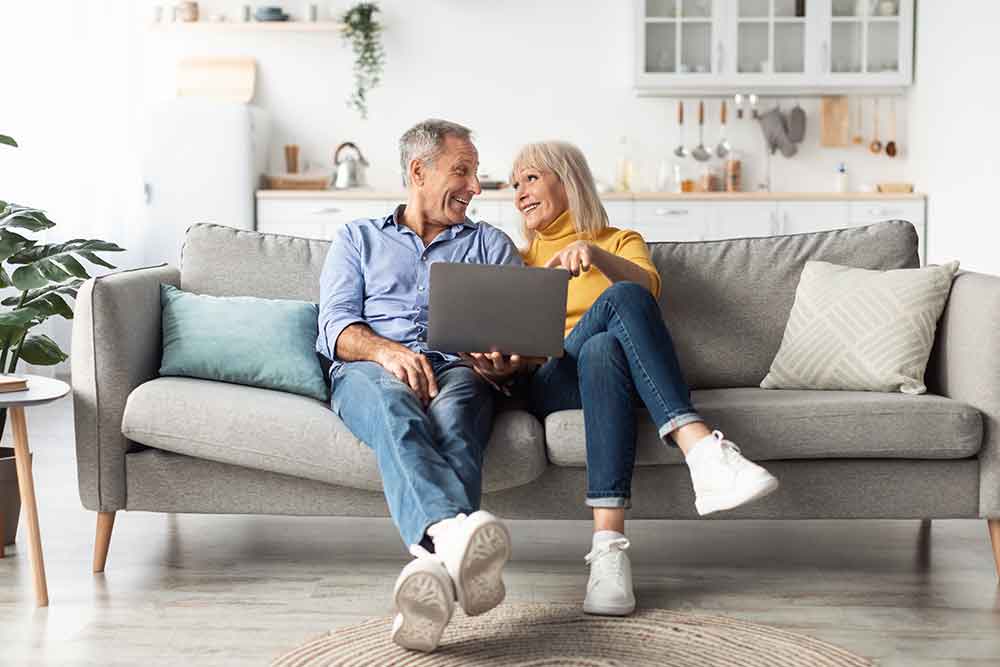 AdobeStock_471346316-(1) Image of a mature couple using a laptop computer